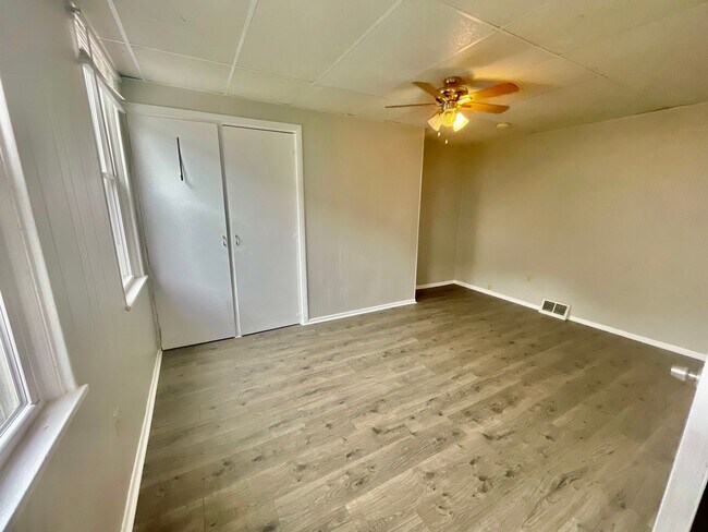 Building Photo - 3 Bed 1.5 Bath- Southside Pittsburgh PA