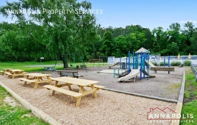 Building Photo - 552 Benforest Dr