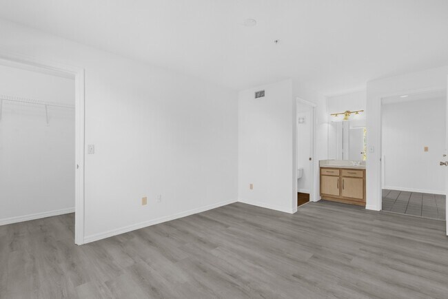 Building Photo - 7360 Westpointe Blvd