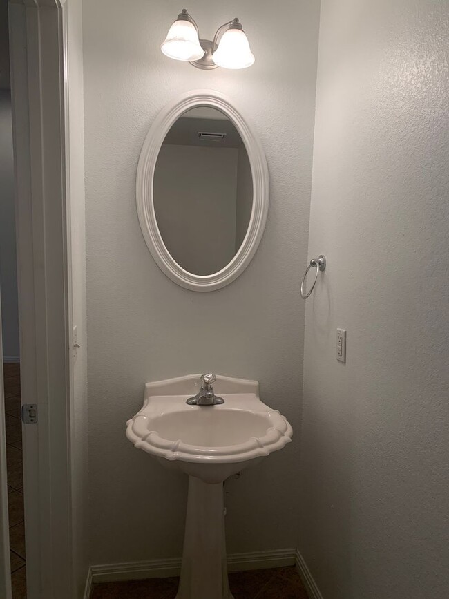 Building Photo - 1904 W 42nd St