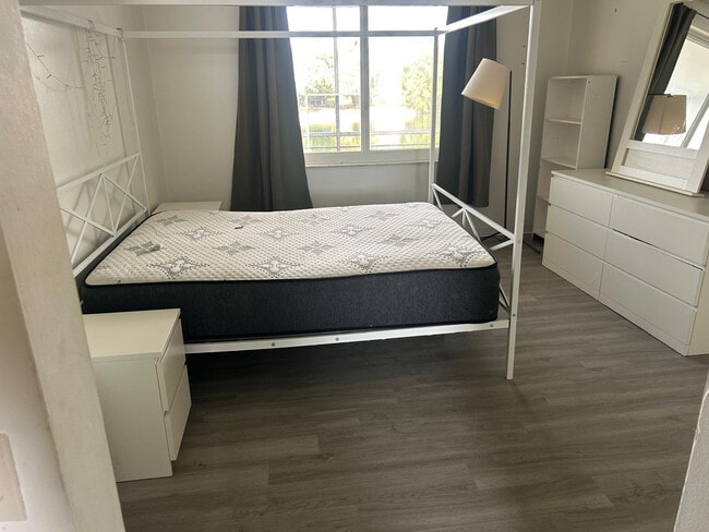 Building Photo - 5335 NW 10th Ct