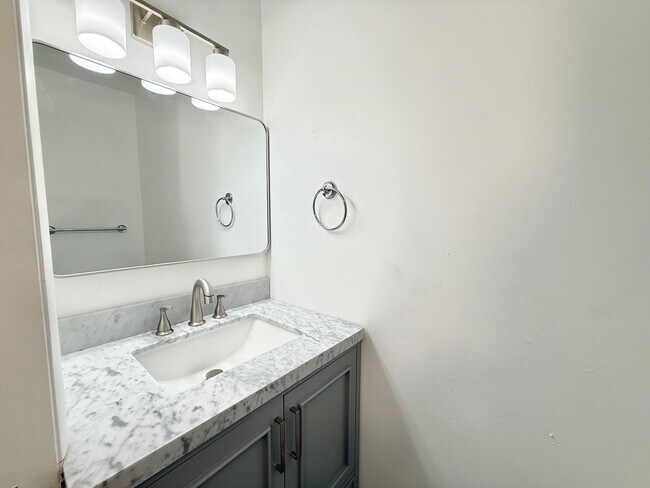 Building Photo - 3 Bedroom Home in Holladay Available August 1st