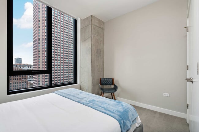 Building Photo - 823 N Clark St