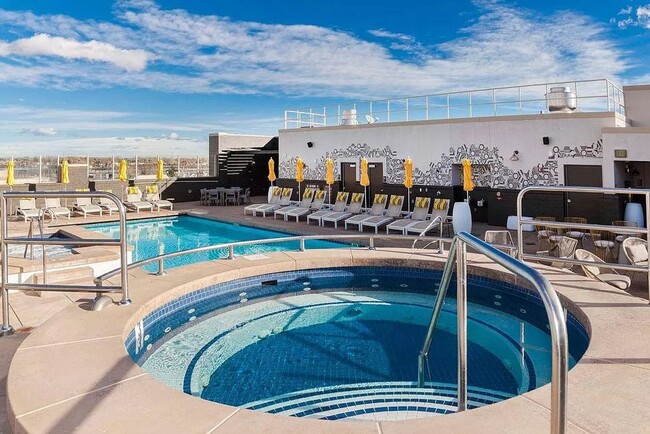 Building Photo - Gorgeous 2 BD/2BA Top Floor Condo In Great Peloton Community! Available August 7!
