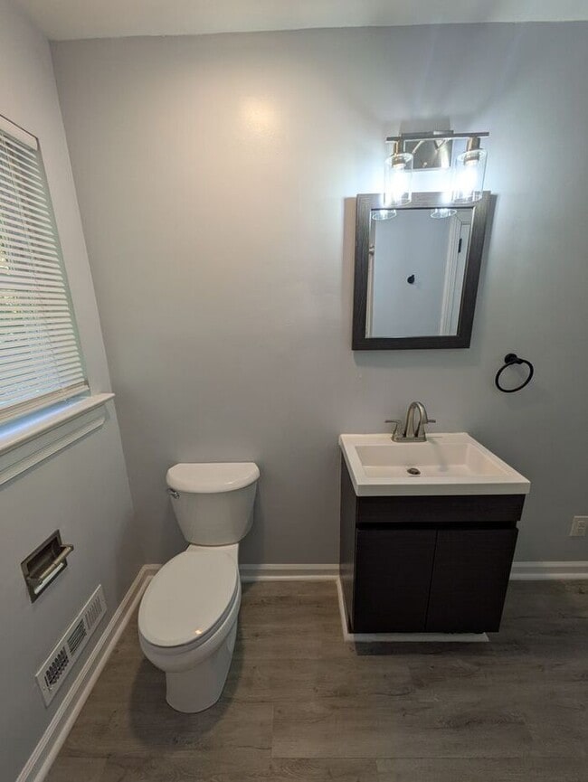 Building Photo - 2BD/1BA Duplex in Hickory