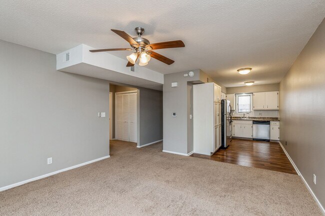 Building Photo - UPDATED CONDO!! 2 Bedroom, 1 Bathroom Condo In Ankeny