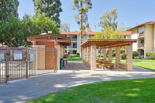 Building Photo - 2 Bed / 2 Bath Condo for Rent – Mission Valley