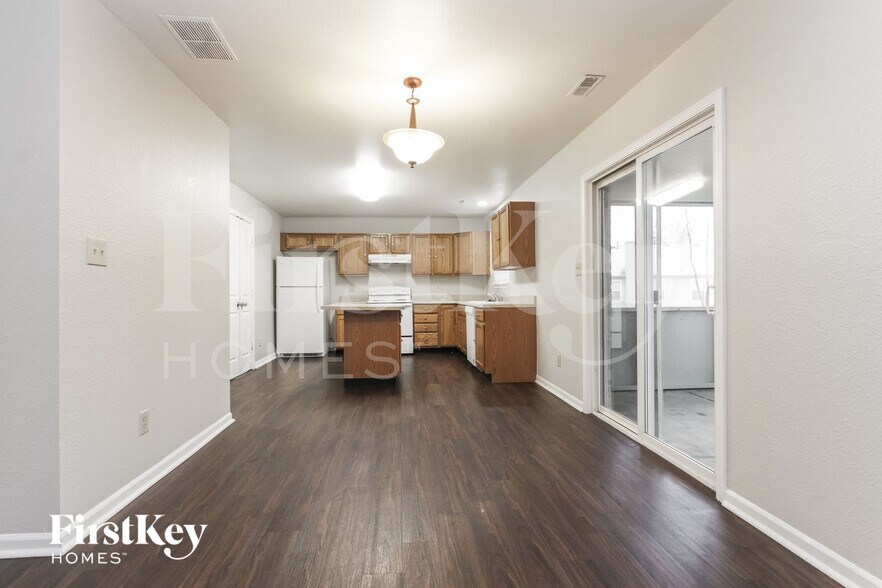 Building Photo - 860 Treyburn Green Dr