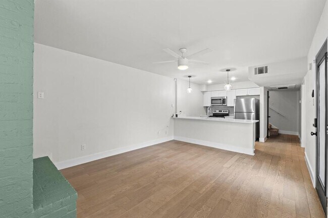 Building Photo - 909 Reinli St