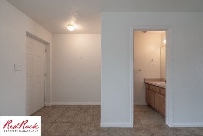 Building Photo - Spacious 3 Bedroom Townhome in Central St....