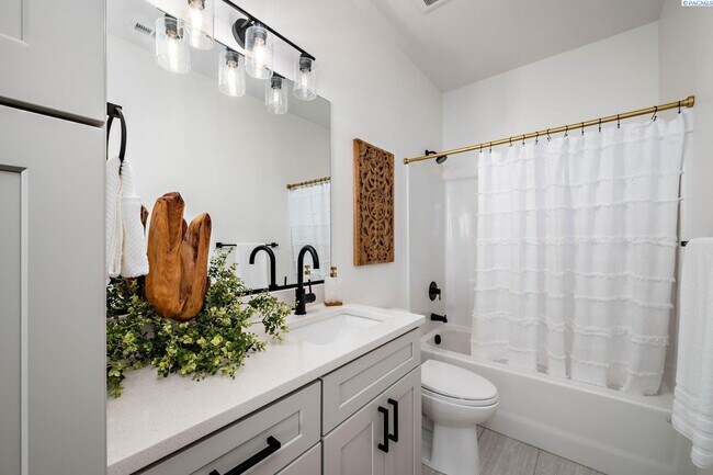 Building Photo - Generational suite w/separate entrance!