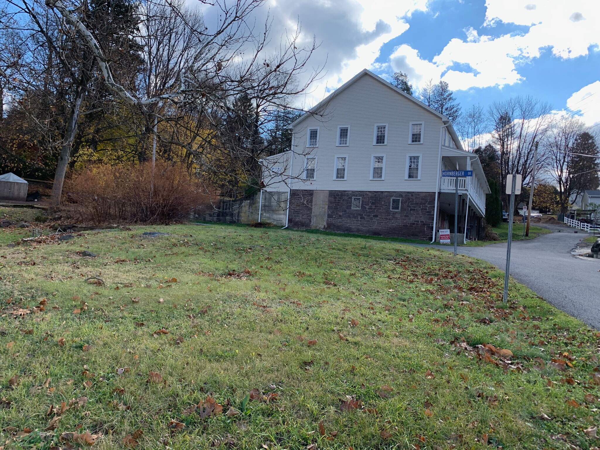 Building Photo - 8 Hillside Ave