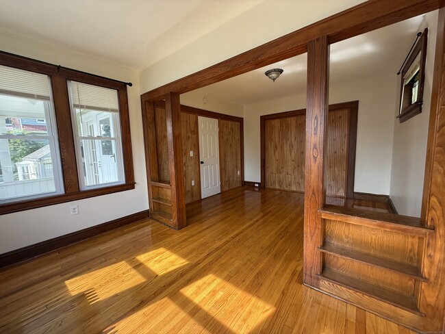 Building Photo - 556 Hawley Ave