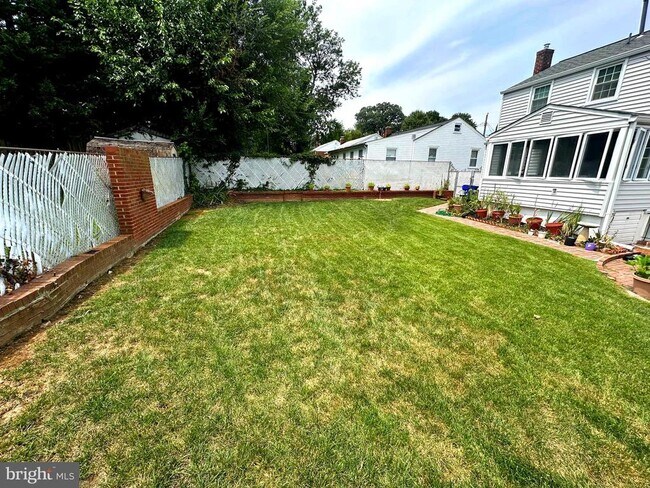 Building Photo - 5209 Mineola Rd