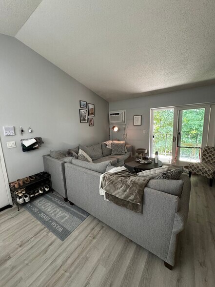 Building Photo - 22 Maple Crest Cir