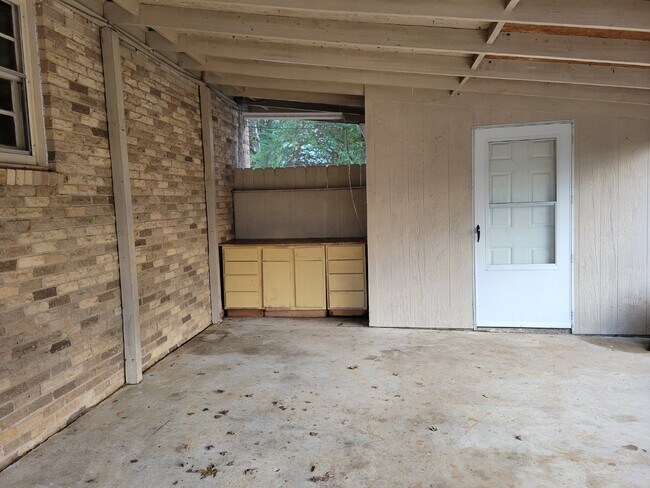 Building Photo - "Spacious 3-Bed Haven with Hardwood Floors in Huntsville – 2115 Sq Ft of Comfort!"
