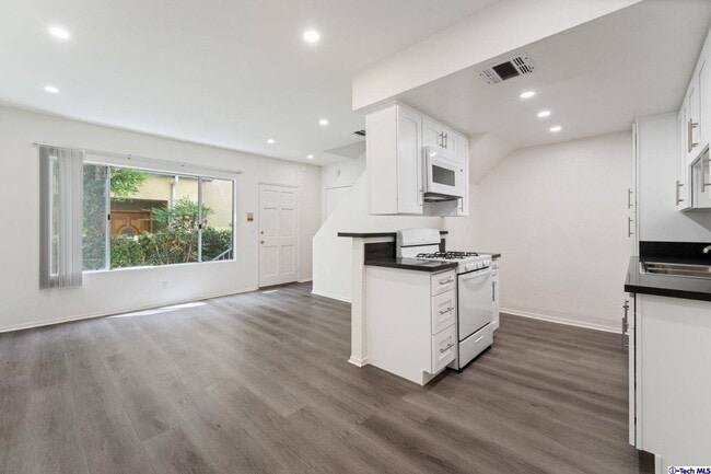Building Photo - 731 E Cypress Ave