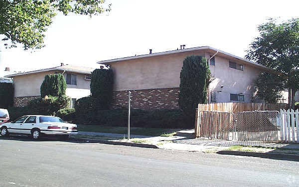 Building Photo - 3322 Y St