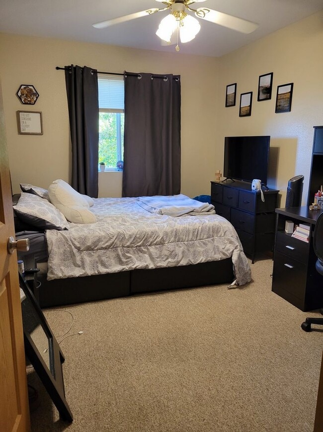 Building Photo - 5 Bedroom Duplex Unit