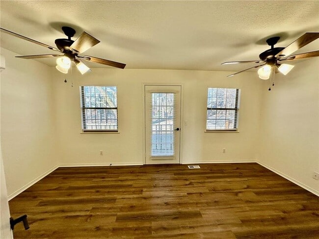 Building Photo - 1242 SW Elm Tree Rd