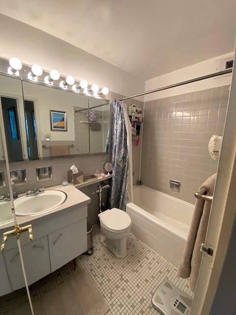 Building Photo - 3550 N Lake Shore Dr