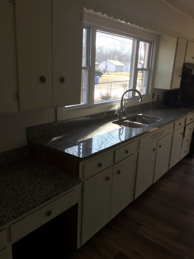 Building Photo - New Haven - Large Corner Lot - 2 bedrooms/...