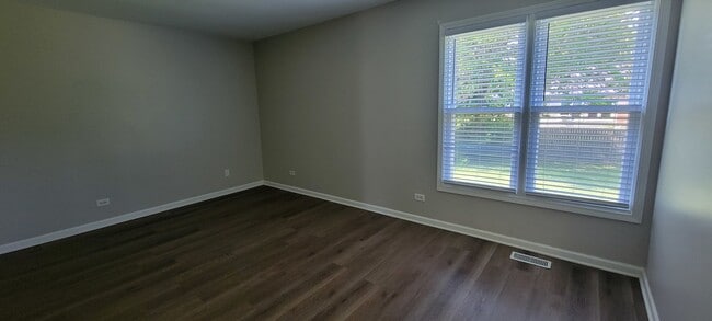 Building Photo - 336 Burr Oak Cir