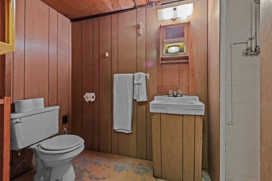 Building Photo - 1221 Kenwood St