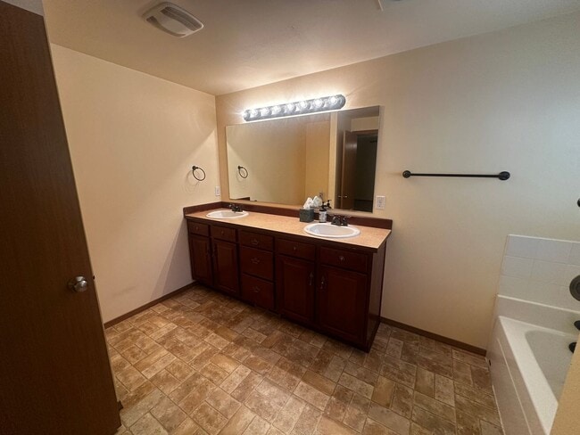 Building Photo - Nice 3 bedroom 2 bath home with den/media ...
