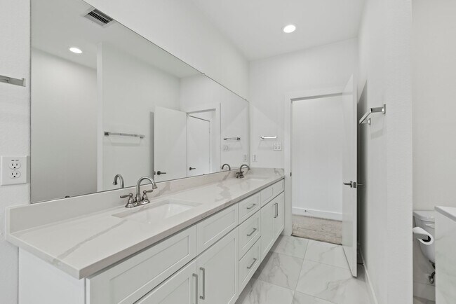 Building Photo - Charming 2-story home in a private Community!