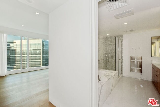 Building Photo - 1 W Century Dr