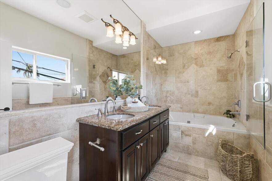 Building Photo - 5433 E The Toledo