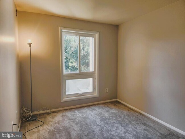 Building Photo - 11915 Parklawn Dr