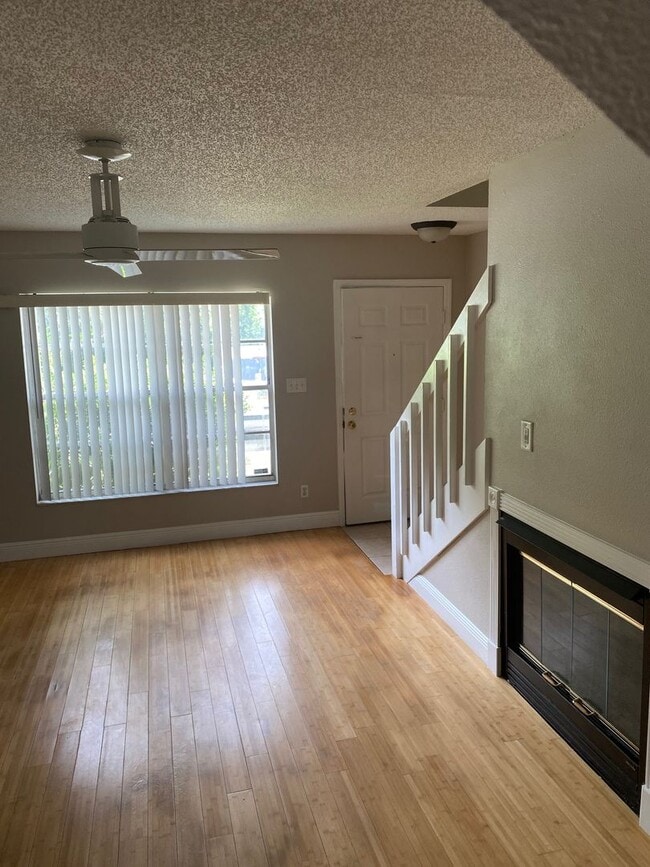 Building Photo - 2/1.5 Townhome Wth Fireplace! Across From Torasco Park! Perfect For Family!