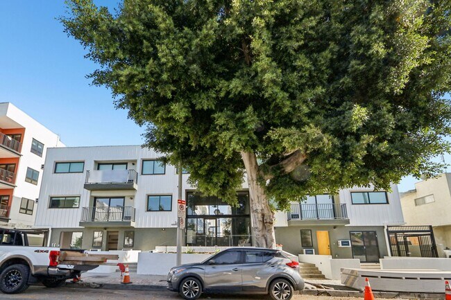 Building Photo - 1422 Tamarind Ave