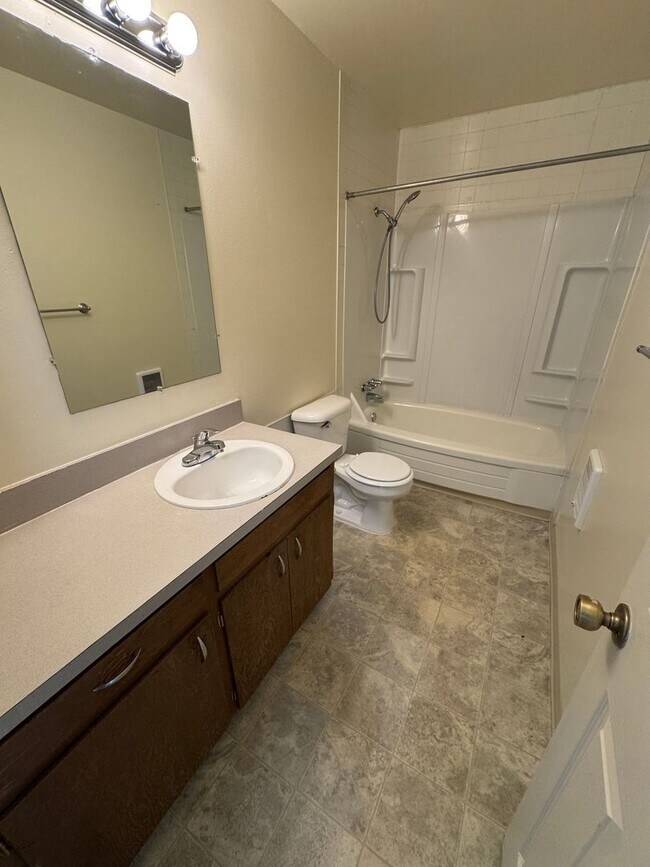 Building Photo - (964) 2 Bedroom / 1 Bathroom