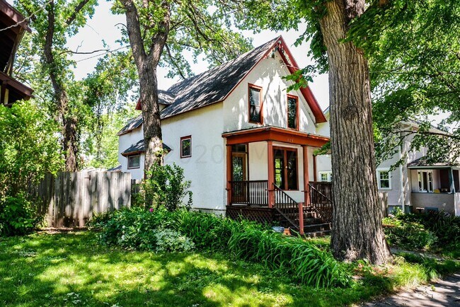 Building Photo - APPLICATION PENDING -- Gorgeous and spacio...