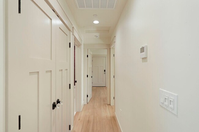 Building Photo - Beautifully Built 2/1 in North Oak Park Close to UC Davis + McGeorge Law School!
