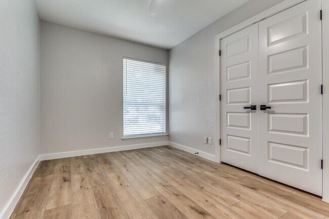 Building Photo - 4825 Cloverdale Ln