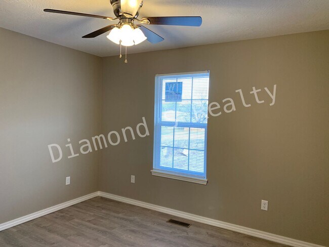 Building Photo - 5 Bedroom Home Located in Ozark!