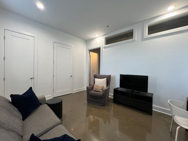 Building Photo - SLEEK 2 bedroom 2 bath West End Condo