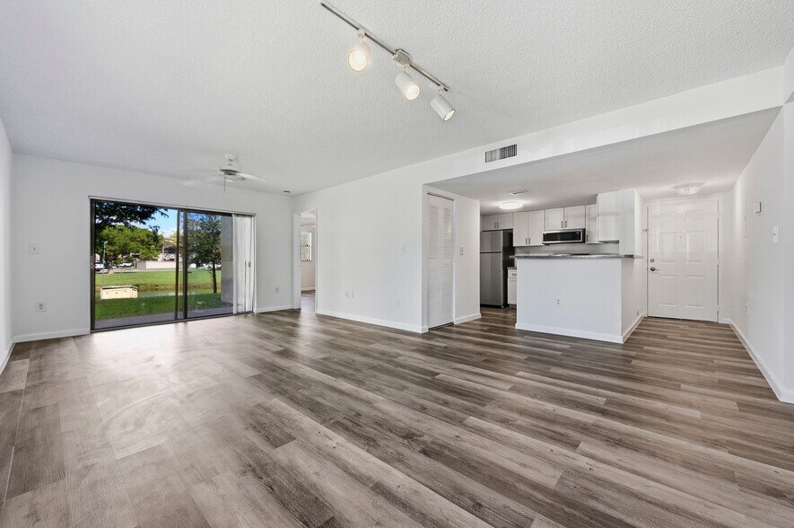 Building Photo - 9877 Nob Hill Ct