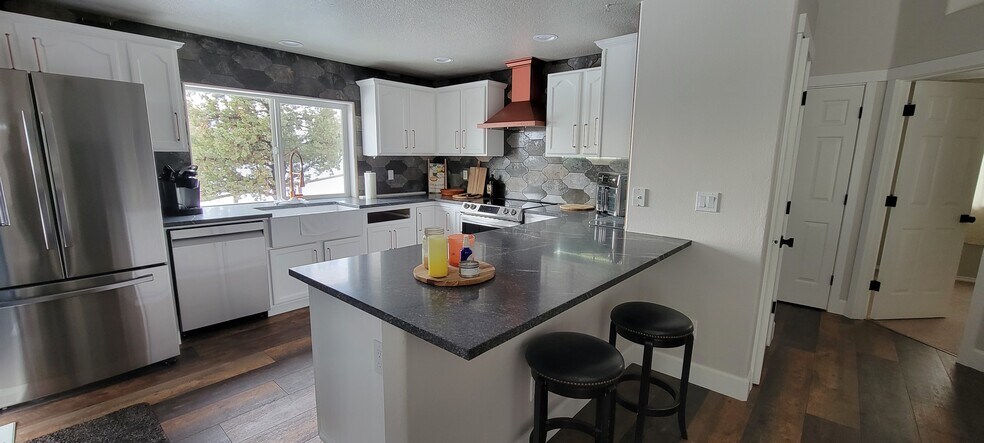 Breakfast Bar - 13400 SW Cinder Dr