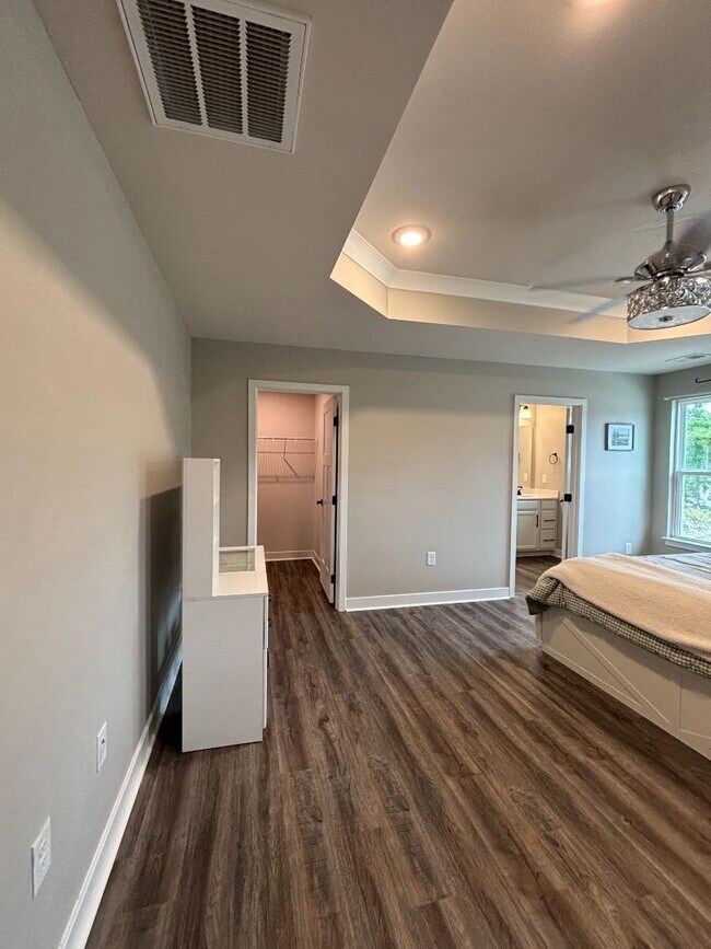 Building Photo - 300 Golan Cir