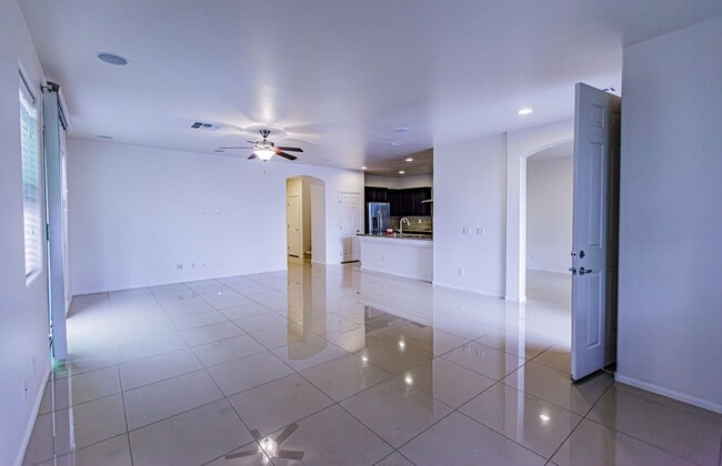 Building Photo - 4 Bedroom home located in Mountain's Edge