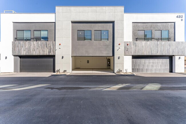 Building Photo - 432 S 32nd St