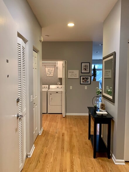 Front Entrance - 2040 W Belmont Ave