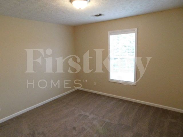Building Photo - 830 James Ridge Dr