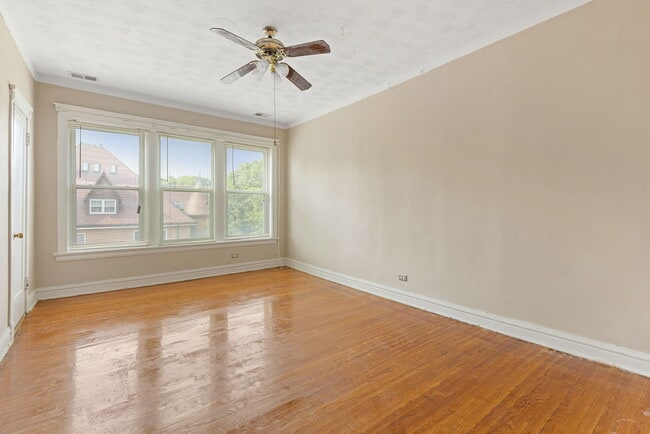 Building Photo - 940 E 48th St