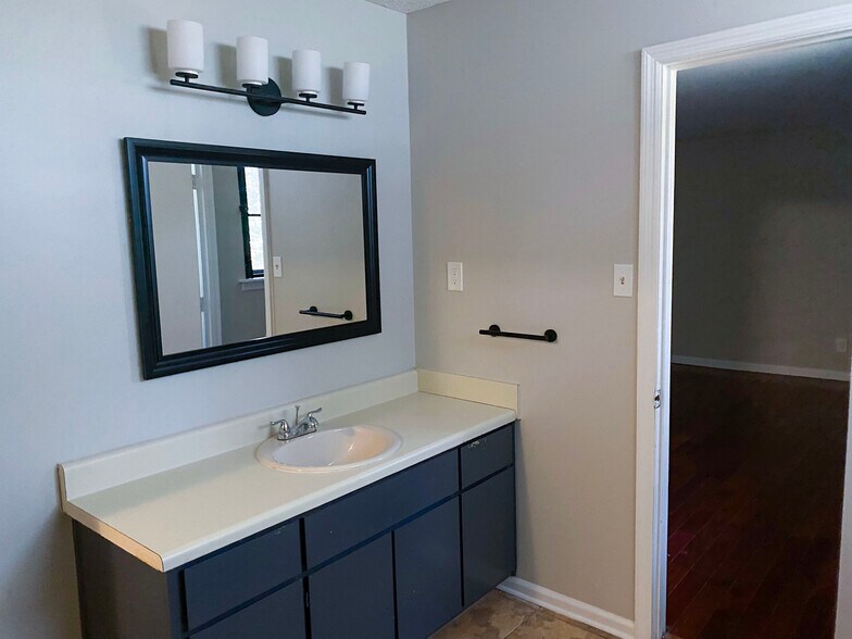 Full Bathroom - 1484 Cedar Heights Dr